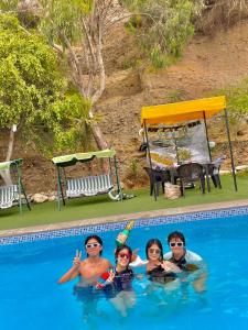 un grupo de personas en una piscina en HUANCHACO GARDENS, en Huanchaco