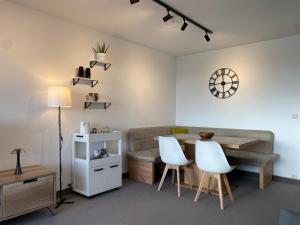 - un salon avec un canapé, une table et des chaises dans l'établissement Ferienwohnung Rheinblick, à Kehl