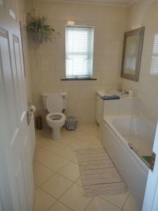 W łazience znajduje się toaleta, wanna i umywalka. w obiekcie El Roi Guesthouse w mieście Waterford
