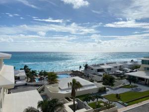 uma vista aérea de um resort com o oceano em Beach Penthouse with Unique Rooftop Suite & Gorgeous Views em Cancún