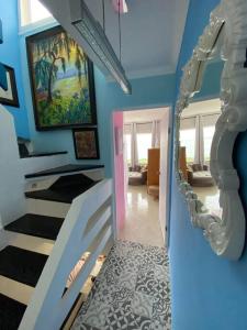 um quarto azul com uma escada e uma escada em Beach Penthouse with Unique Rooftop Suite & Gorgeous Views em Cancún