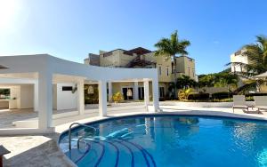 Bazén v ubytování Habitación privada en Dixon Cove Roatan nebo v jeho okolí + 2 fotografie