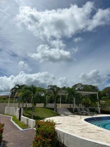 Bazén v ubytování Habitación privada en Dixon Cove Roatan nebo v jeho okolí
