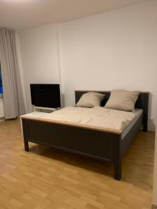 uma cama grande num quarto com em Ferienwohnung für kleine und große Reisegruppe em Dresden