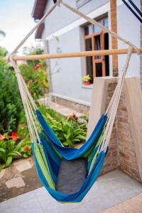 een blauwe hangmat hangend op een veranda bij Little Birds Paradise in Ruhengeri