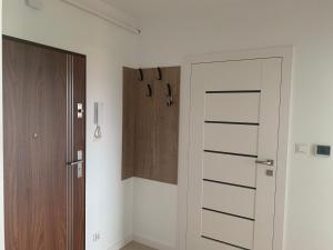 Habitación con puerta y armario de madera. en Apartament Smile, en Tomice