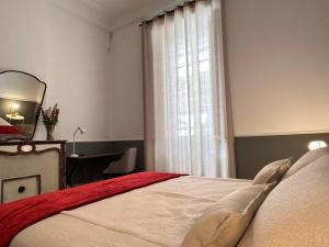 1 dormitorio con cama, escritorio y ventana en Rooms in luxurious apartment in Old town of Tunis, near Medina en Túnez