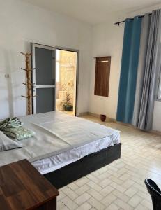 1 dormitorio con 1 cama grande en una habitación en Hua Rui Hôtel 华睿之家 en Lomé