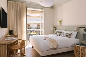 Habitación de hotel con cama, escritorio y ventana en Yelo Mozart powered by Sonder en Niza