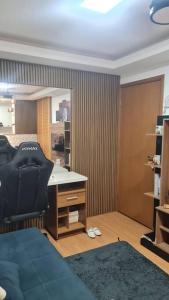 1 dormitorio con escritorio, silla y espejo en Apartamento inteiro litoral norte Natal RN en Natal