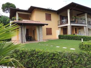 a view of the house from the garden at Apartments I Ciclamini in Moniga