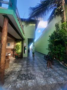 un pasillo de un edificio con una palmera en Flats Divina Ilha, en Ilha Comprida