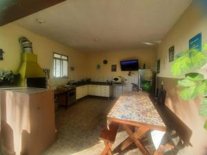 cocina con mesa en el centro de una habitación en Flats Divina Ilha, en Ilha Comprida