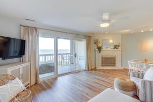 Φωτογραφία από το άλμπουμ του Huron Condo on Lake Erie with Balcony and Seating! σε Huron