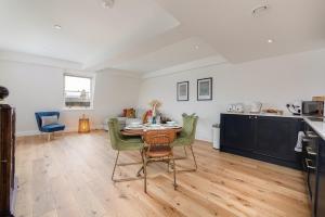 uma cozinha e sala de estar com mesa e cadeiras em Bath Abbey View - City Centre em Bath