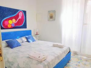 sypialnia z łóżkiem z obrazem na ścianie w obiekcie Casa Tina indipendente a 2 passi dal centro al foro italico e al nuovo porto marina bay w mieście Palermo
