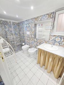a bathroom with a sink and a toilet at Casa Tina indipendente a 2 passi dal centro al foro italico e al nuovo porto marina bay in Palermo