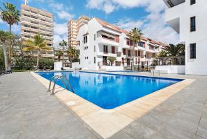 basen przed budynkiem w obiekcie Family Duplex Altamira Playa Las Americas Tenerife South w Aronie