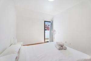 Łóżko lub łóżka w pokoju w obiekcie Family Duplex Altamira Playa Las Americas Tenerife South