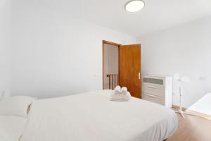 Łóżko lub łóżka w pokoju w obiekcie Family Duplex Altamira Playa Las Americas Tenerife South