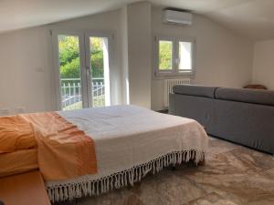 Casal Fiumanese的住宿－Attico Marsiglie，一间卧室配有一张床和一张沙发