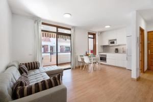 salon z kanapą i stołem oraz kuchnia w obiekcie Family Duplex Altamira Playa Las Americas Tenerife South w Aronie