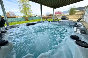 una bañera de hidromasaje en el patio trasero de una casa en Fun In Utah- Hot Tub- Central, en Murray