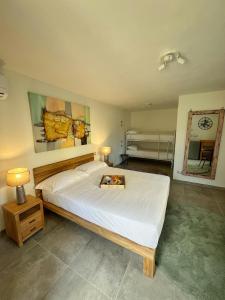 1 dormitorio con 1 cama blanca grande y espejo en Torre Scribanti, en Sestri Levante