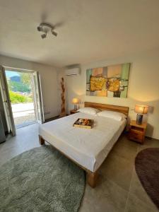 een slaapkamer met een bed met een dienblad met eten erop bij Torre Scribanti in Sestri Levante