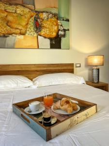 een dienblad met eten op een bed met ontbijt bij Torre Scribanti in Sestri Levante