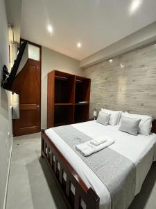 Un pat sau paturi într-o cameră la Bellazio Aparthotel