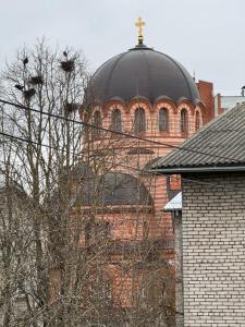 um grande edifício de tijolos com uma cúpula preta sobre ele em ABSOLUT em Narva