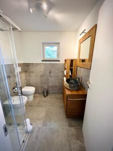 łazienka z umywalką i toaletą w obiekcie Torre Scribanti w mieście Sestri Levante