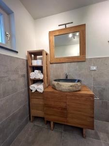 y baño con lavabo, espejo y toallas. en Torre Scribanti en Sestri Levante