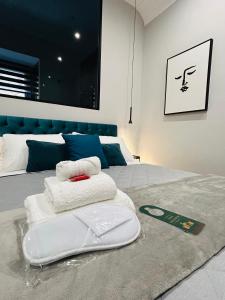 um quarto com uma cama com toalhas em AD Vatican Luxury Rooms em Roma