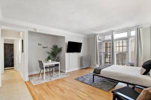 1 dormitorio con 1 cama, escritorio y TV en Stylish Studio Apartment in Evanston - Elmgate Manor 419, en Evanston
