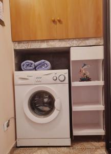 een wasmachine en droger in een kleine kamer bij Apartment Durres in Durrës