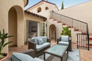d'une terrasse avec des meubles en osier et un escalier. dans l'établissement Terranea Resort, à Rancho Palos Verdes