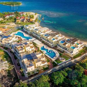 una vista aerea di un resort vicino all'oceano di Condominio 2 habitaciones frente al mar a Roatán