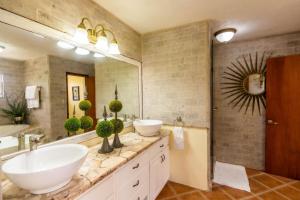 łazienka z 2 umywalkami i dużym lustrem w obiekcie The vintage charm w mieście Cliftons