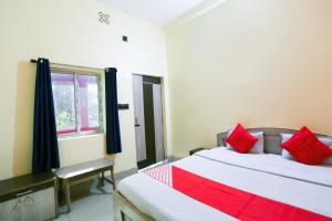Säng eller sängar i ett rum på OYO Flagship Vatika Hotel