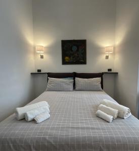 - une chambre avec un lit et 2 serviettes dans l'établissement NONPERTUTTI PIAZZA CASTELLO Senior e famiglie TOP, à Turin