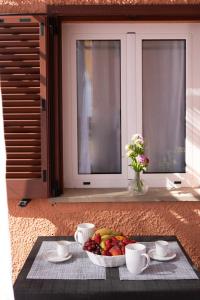 - un bol de fruits sur une table dans la cuisine dans l'établissement MONOLOCALE STUDIO Zia Make, à Marinella