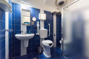 トリノにあるNONPERTUTTI PIAZZA CASTELLO Senior e famiglie TOPの青いタイル張りのバスルーム(トイレ、シンク付)