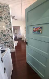 una puerta que conduce a un baño con lavabo en Duval Street Suite w parking and heated pool, en Key West