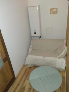 a small room with a bed and a table at A la maison du bonheur in Lanty-sur-Aube