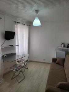 - un salon avec un canapé et une table dans l'établissement Brezza Marina, à Riomaggiore