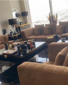 a living room with couches and a coffee table at شقه فندقيه خدمة ٢٤ ساعه باسكوت in Riyadh