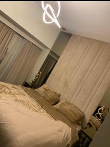 a bedroom with a bed and a chandelier at شقه فندقيه خدمة ٢٤ ساعه باسكوت in Riyadh