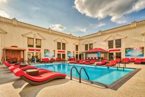 una piscina in un hotel con sedie rosse intorno di Horseshoe Tunica Casino & Hotel a Tunica Resorts